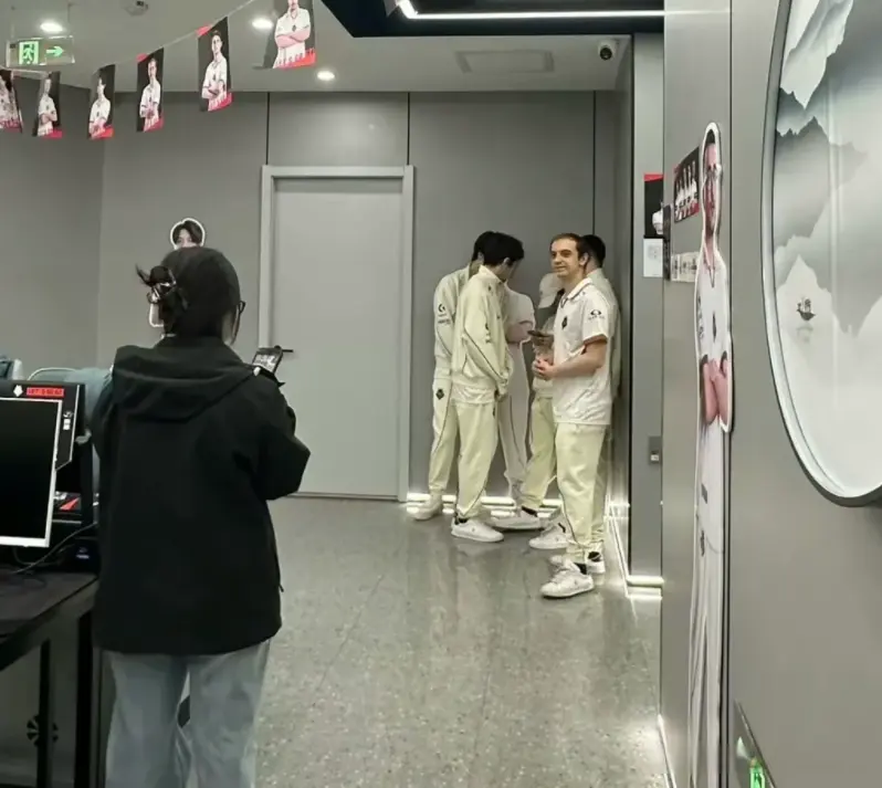 飞往LPL, 事正式期间