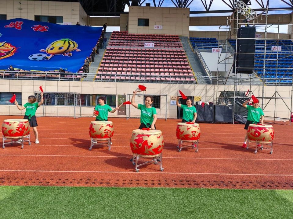 同步进行, 更为乡村文