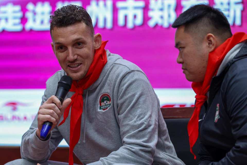 郑州站活动, 席台上排成